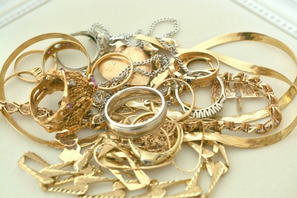 Comment combiner vos bijoux en or avec style