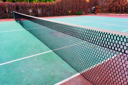 la rénovation d'un court de tennis à Nice dans les Alpes-Maritimes en privilégiant des méthodes écologiques présente de nombreux avantages