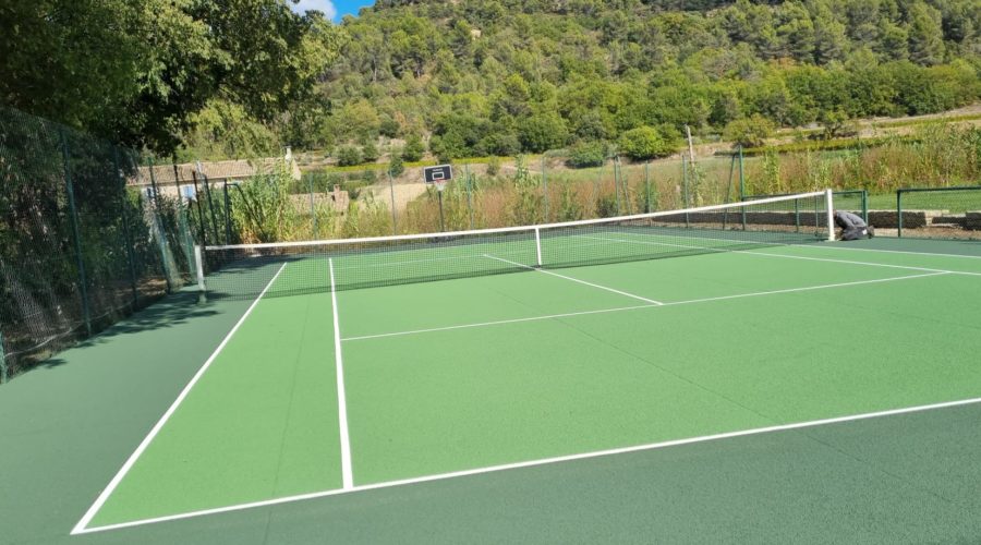 Construction d'un court de tennis en béton poreux à Cannes