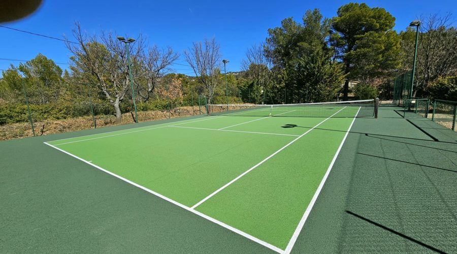 Construction d'un court de tennis en béton poreux à Mougins