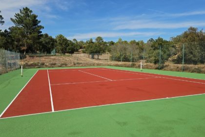 Construction d'un court de tennis en béton poreux à Cannes