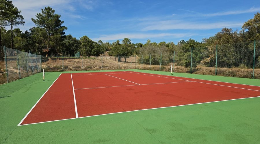 Construction d'un court de tennis en béton poreux à Cannes