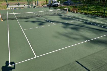 Construction d'un court de tennis en béton poreux à Mougins