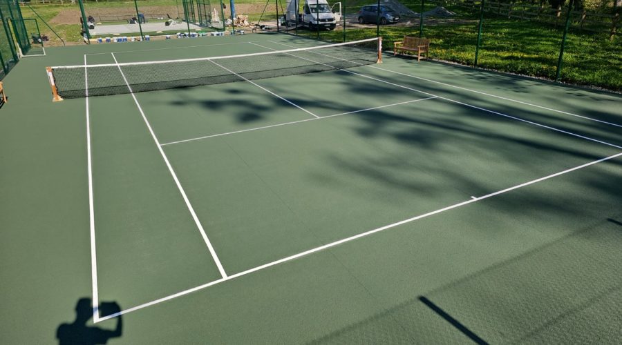 Construction d'un court de tennis en béton poreux à Mougins