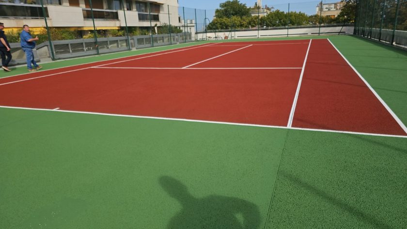 Construction d'un court de tennis en béton poreux à Cannes