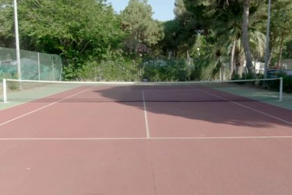 Construction d'un court de tennis à Saint-Raphaël