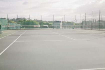 Construction d'un court de tennis en béton poreux à Nice