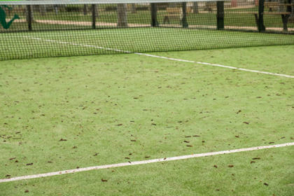 Construction d'un terrain de tennis en gazon synthétique à Toulon