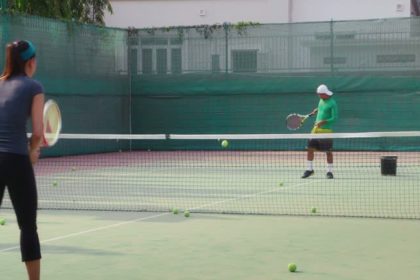 Construction d'un terrain de tennis à Saint-Raphaël
