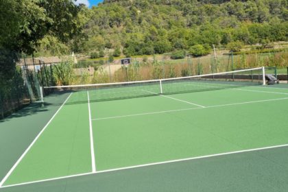 Construction d'un court de tennis en béton poreux à Mougins