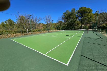 Construction d'un court de tennis en béton poreux à Cannes