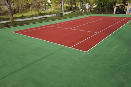 Construction d'un court de tennis en béton poreux à Cannes