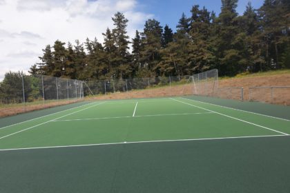 Construction d'un court de tennis en béton poreux à Cannes