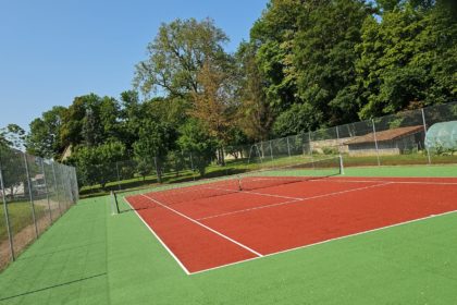 Construction d'un court de tennis en béton poreux à Cannes