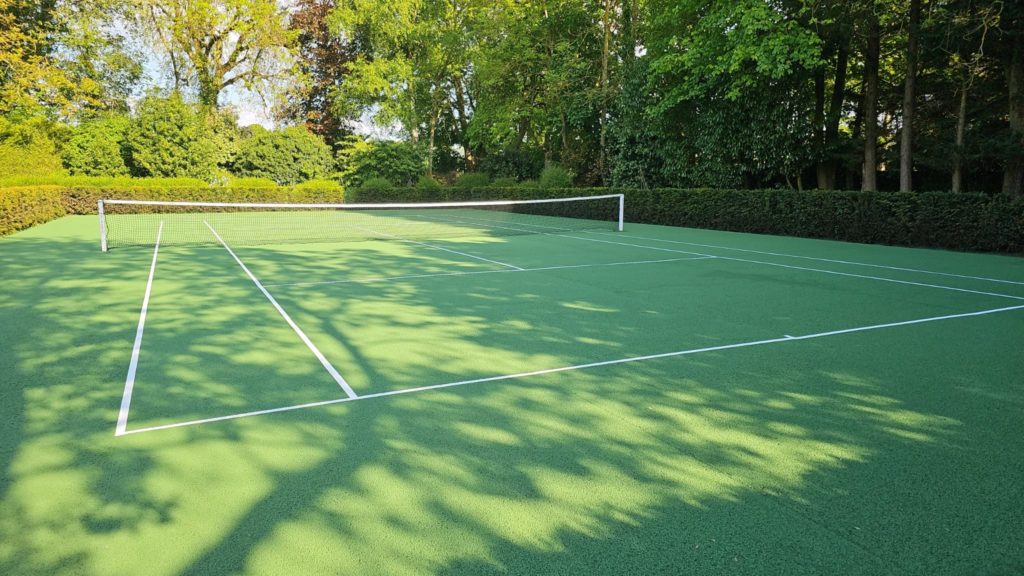 Construction d'un court de tennis en béton poreux à Cannes