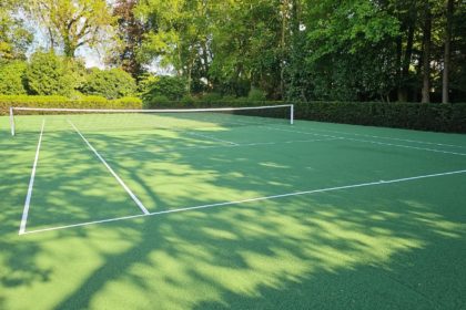 Construction d'un court de tennis en béton poreux à Cannes