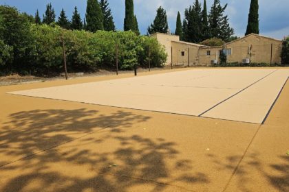 Construction d'un court de tennis en béton poreux à Mougins