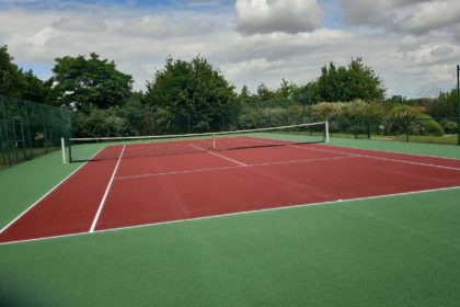 Construction d'un court de tennis en béton poreux à Mougins