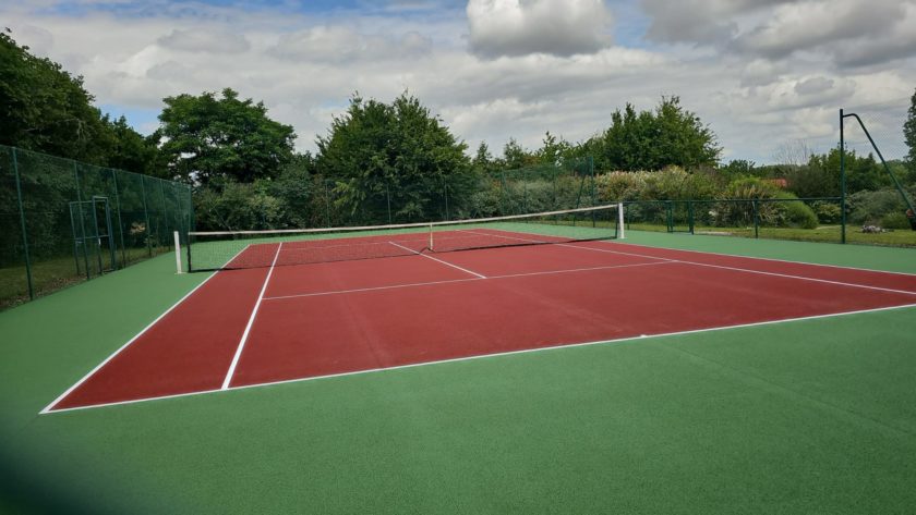 Construction d'un court de tennis en béton poreux à Mougins