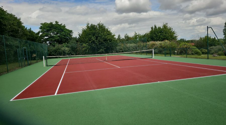 Construction d'un court de tennis en béton poreux à Mougins