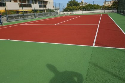 Construction d'un court de tennis en béton poreux à Mougins