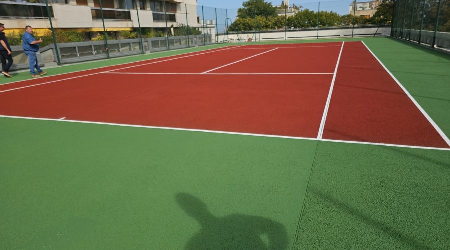 Construction d'un court de tennis en béton poreux à Mougins