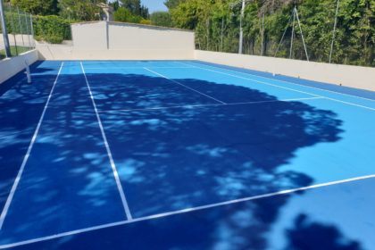 Construction d'un court de tennis en béton poreux à Mougins