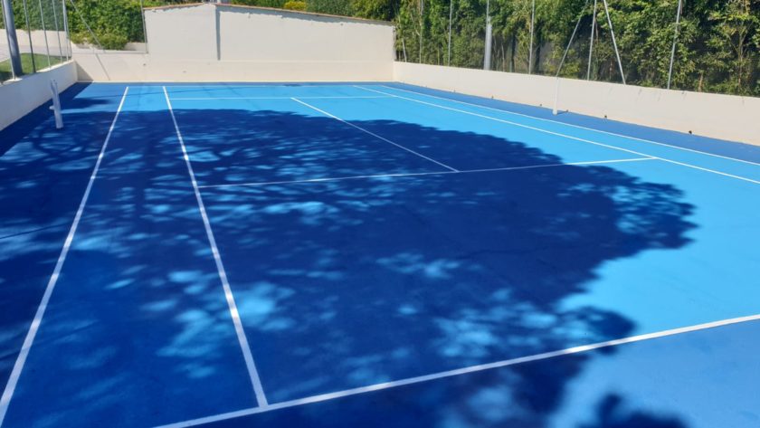 Construction d'un court de tennis en béton poreux à Mougins