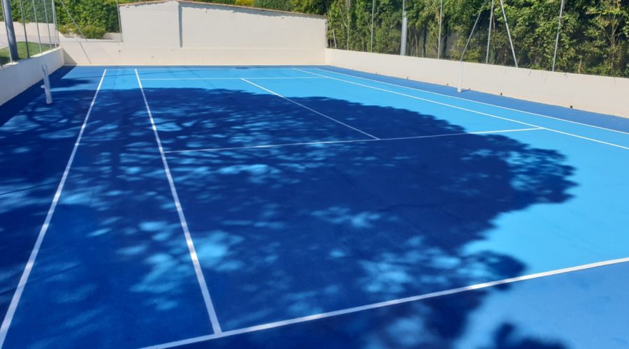 Construction d'un court de tennis en béton poreux à Mougins