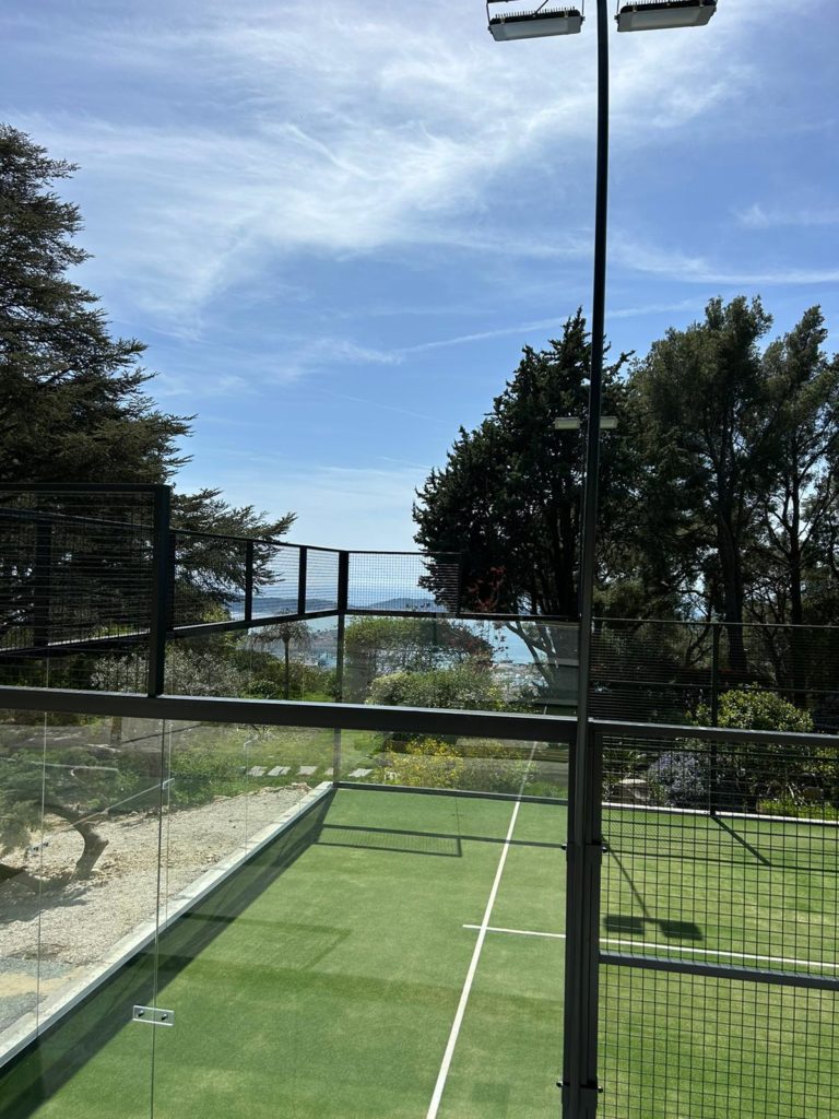 Construction d'un court de tennis en gazon synthétique à Nice