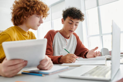 préparer un examen sans stress est un défi qui peut être relevé grâce à une méthode structurée et une gestion