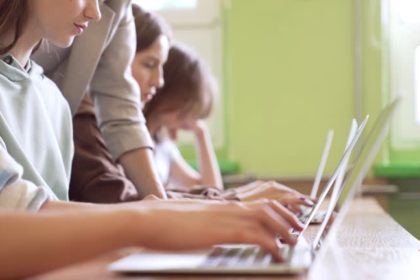 la technologie joue un rôle central dans l'amélioration de l'apprentissage moderne. Elle rend l’école plus dynamique