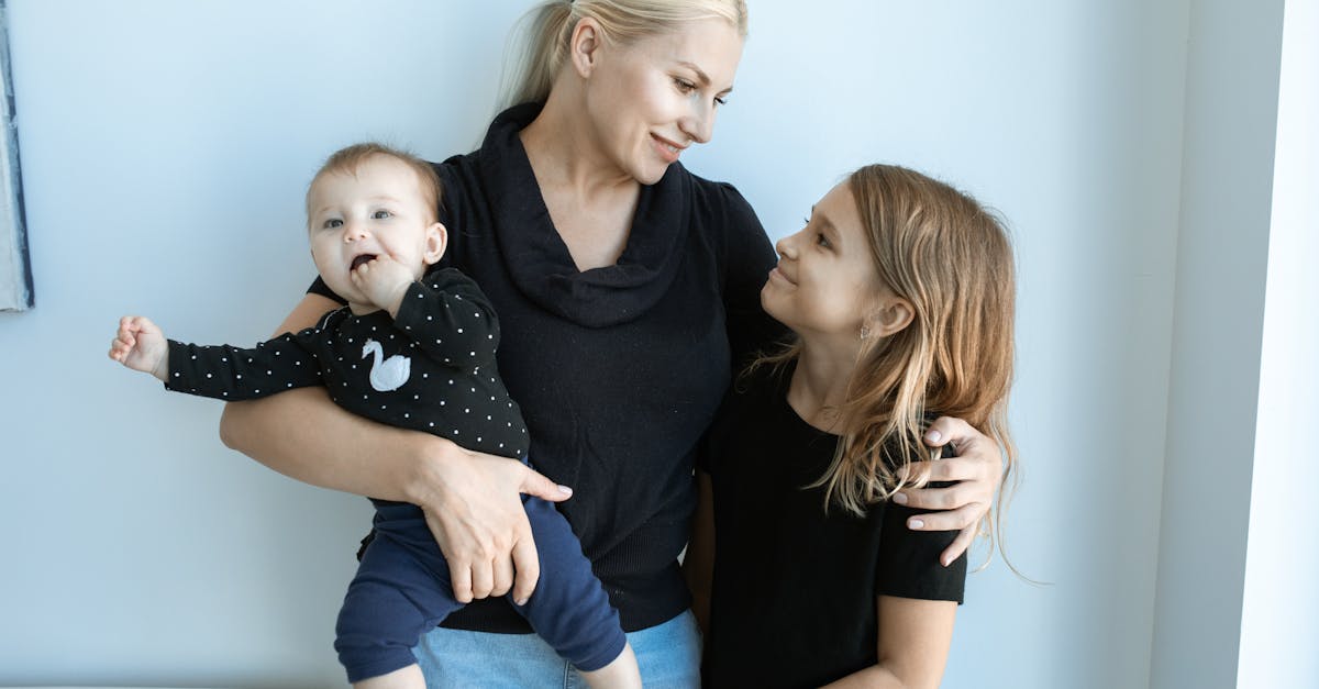 découvrez des conseils essentiels pour le soin de votre bébé, des astuces pratiques pour le bain aux recommandations sur l'alimentation et le sommeil, afin d'assurer le bien-être et le bonheur de votre petit.
