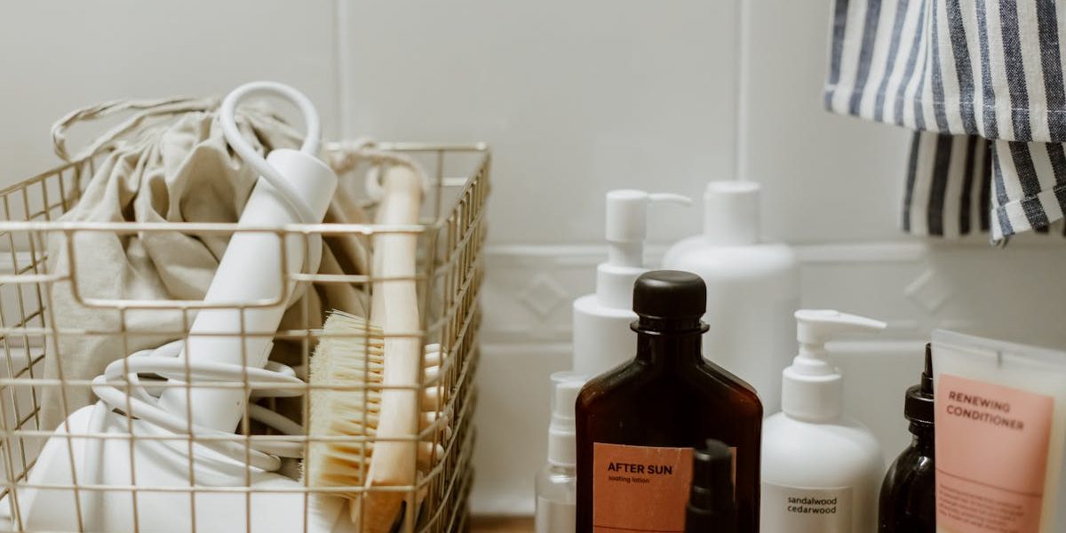 découvrez des astuces et des conseils pratiques pour une organisation optimale de votre salle de bains. transformez votre espace en un havre de paix fonctionnel et esthétique, tout en maximisant le rangement et la décoration.