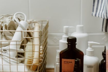 découvrez des astuces et des conseils pratiques pour une organisation optimale de votre salle de bains. transformez votre espace en un havre de paix fonctionnel et esthétique, tout en maximisant le rangement et la décoration.