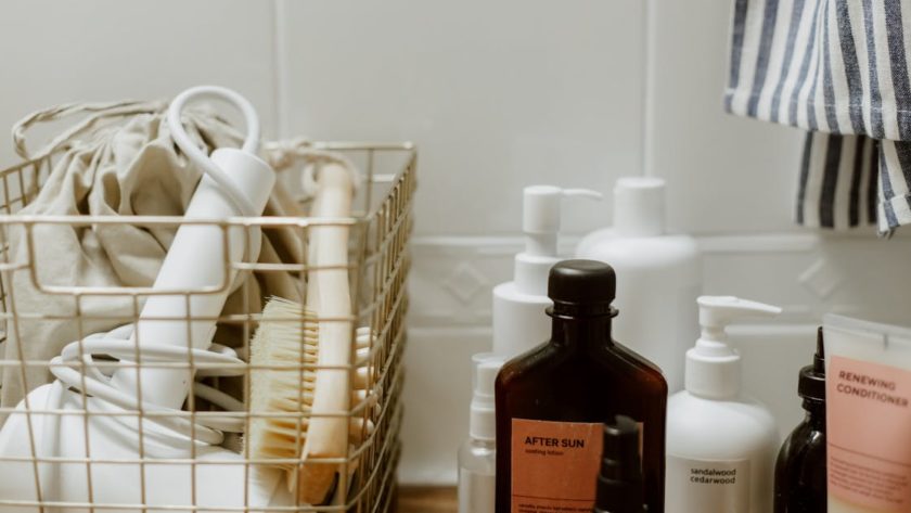 découvrez des astuces et des conseils pratiques pour une organisation optimale de votre salle de bains. transformez votre espace en un havre de paix fonctionnel et esthétique, tout en maximisant le rangement et la décoration.