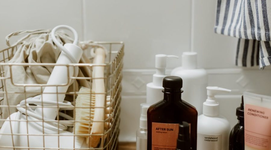 découvrez des astuces et des conseils pratiques pour une organisation optimale de votre salle de bains. transformez votre espace en un havre de paix fonctionnel et esthétique, tout en maximisant le rangement et la décoration.