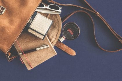 découvrez notre sélection d'accessoires de mode tendance pour compléter votre style. des bijoux raffinés aux sacs élégants, trouvez l'inspiration pour rehausser vos tenues et exprimer votre personnalité avec flair.