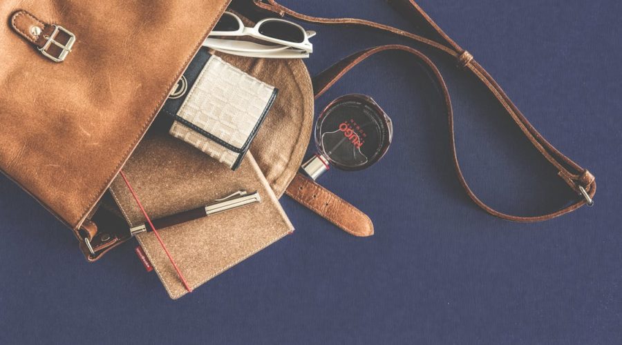 découvrez notre sélection d'accessoires de mode tendance pour compléter votre style. des bijoux raffinés aux sacs élégants, trouvez l'inspiration pour rehausser vos tenues et exprimer votre personnalité avec flair.