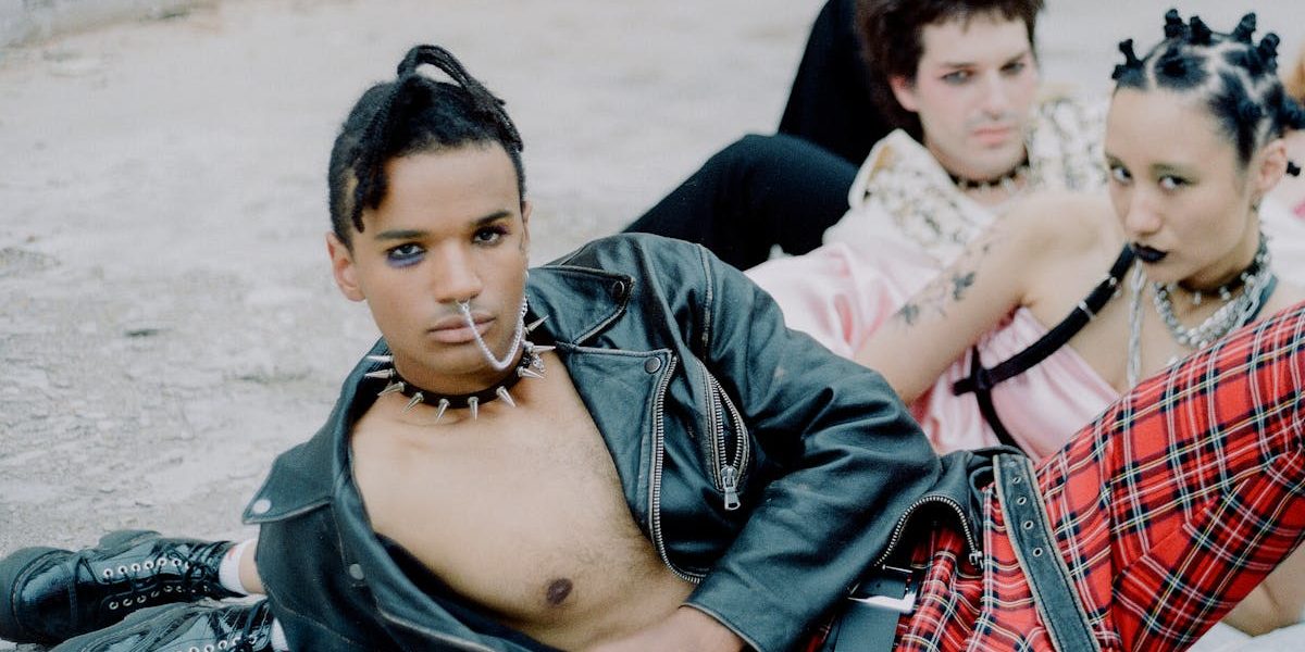 découvrez notre collection de faux piercings : une alternative tendance et sans engagement pour exprimer votre style. idéaux pour changer de look sans douleur ni précaution, nos accessoires s'adaptent à toutes vos envies.