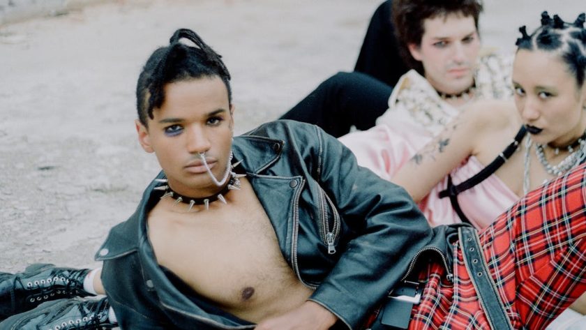 découvrez notre collection de faux piercings : une alternative tendance et sans engagement pour exprimer votre style. idéaux pour changer de look sans douleur ni précaution, nos accessoires s'adaptent à toutes vos envies.