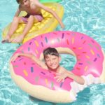 découvrez notre sélection de floaties colorés et amusants, parfaits pour profiter de vos journées à la piscine ou à la plage. flottez en toute sécurité et ajoutez une touche de fun à vos moments de détente sous le soleil !