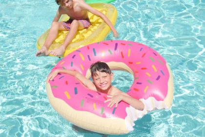 découvrez notre sélection de floaties colorés et amusants, parfaits pour profiter de vos journées à la piscine ou à la plage. flottez en toute sécurité et ajoutez une touche de fun à vos moments de détente sous le soleil !