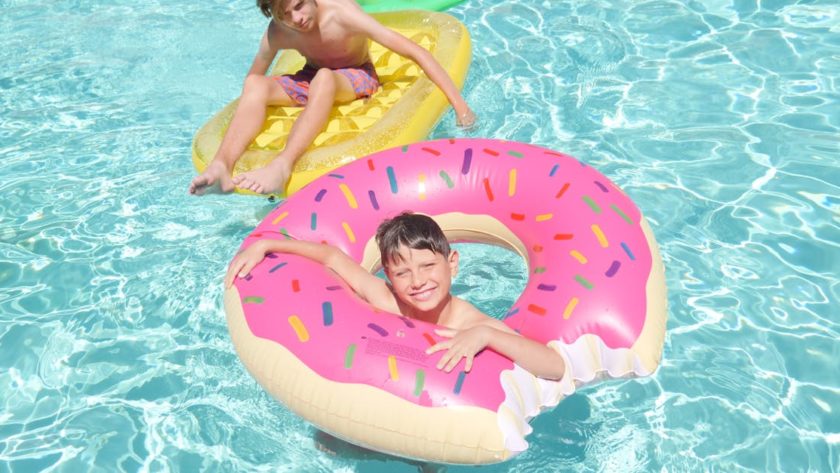 découvrez notre sélection de floaties colorés et amusants, parfaits pour profiter de vos journées à la piscine ou à la plage. flottez en toute sécurité et ajoutez une touche de fun à vos moments de détente sous le soleil !