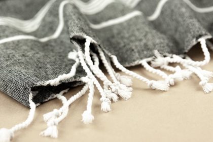 découvrez notre collection de foutas, ces magnifiques draps de bain légers et élégants. parfaits pour la plage ou le spa, nos foutas allient style et fonctionnalité, avec des motifs variés et des couleurs vibrantes. plongez dans le confort et la douceur de nos foutas pour un moment de détente inégalé.
