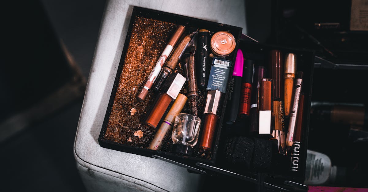 découvrez notre organiseur de maquillage, l'accessoire parfait pour garder tous vos produits de beauté en ordre. avec ses compartiments pratiques et son design élégant, il vous aide à trouver rapidement ce dont vous avez besoin tout en ajoutant une touche de style à votre espace de maquillage. ne laissez plus le désordre gâcher votre routine beauté !