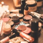 découvrez notre organiseur de maquillage, conçu pour garder vos produits de beauté parfaitement rangés et à portée de main. profitez d'un espace de rangement pratique et élégant qui met en valeur votre collection de maquillage tout en facilitant votre routine beauté.