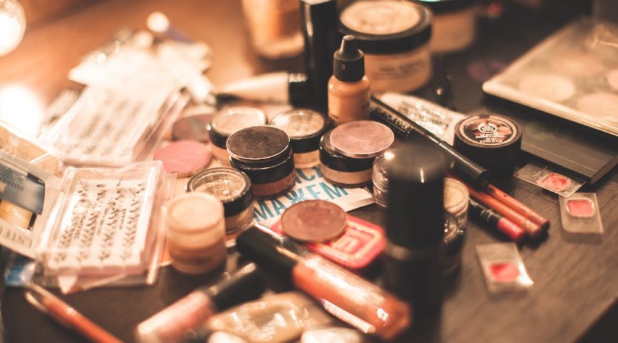 découvrez notre organiseur de maquillage, conçu pour garder vos produits de beauté parfaitement rangés et à portée de main. profitez d'un espace de rangement pratique et élégant qui met en valeur votre collection de maquillage tout en facilitant votre routine beauté.