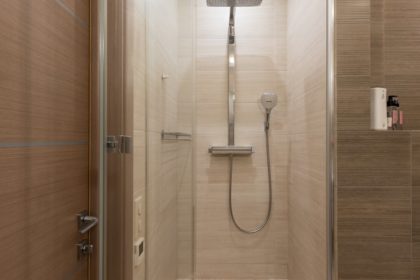 découvrez notre gamme d'accessoires de douche pour transformer votre salle de bain en un véritable espace de bien-être. des rideaux de douche aux distributeurs de savon, trouvez tout le nécessaire pour allier style et fonctionnalité.