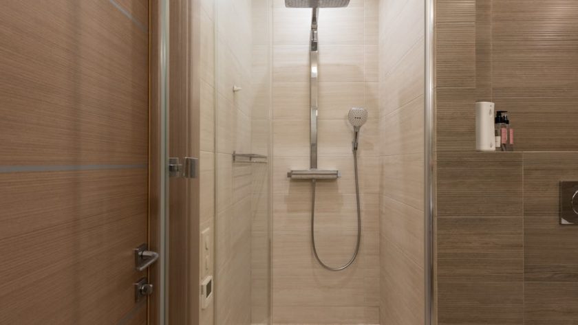 découvrez notre gamme d'accessoires de douche pour transformer votre salle de bain en un véritable espace de bien-être. des rideaux de douche aux distributeurs de savon, trouvez tout le nécessaire pour allier style et fonctionnalité.